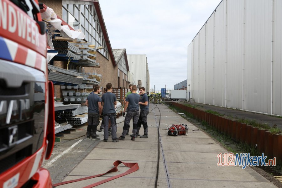 Compressor vat vlam in bedrijfshal op de Arkervaart Oost in #Nijkerk. 112Nijkerk.
