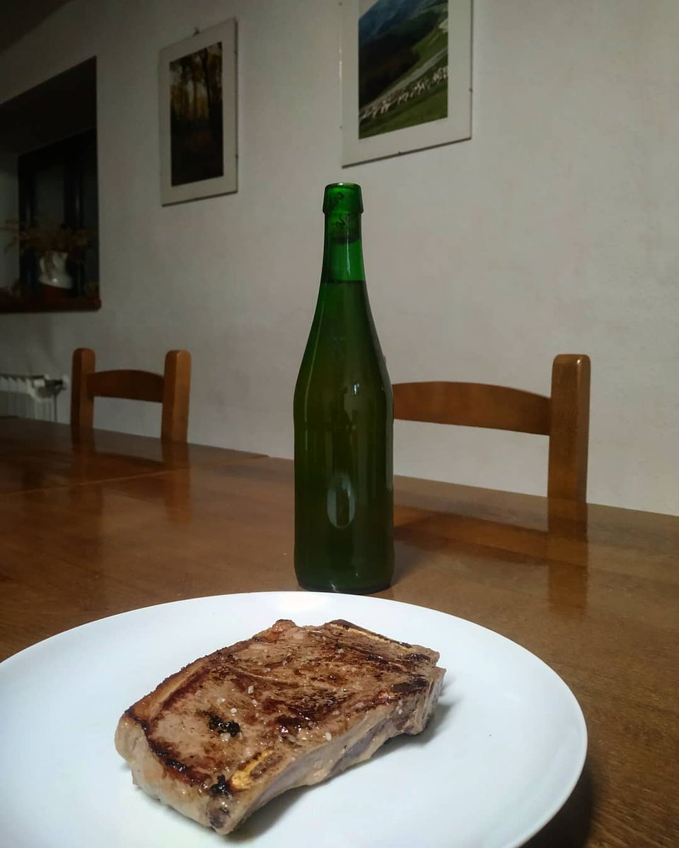 AterpeIriarte's tweet image. Gaur &quot; #sagardotegi &quot; eguna, #orontze ko #moxal #ekologikoa , #zubieta ko #sagardoa ,  #orbaizeta ko #lorentxoina #gazta ta amona Manoliren #errezil sagarrez egindako gozoa! On egin! 😀
#pirineo #pirineonavarro #irati #nafarroa