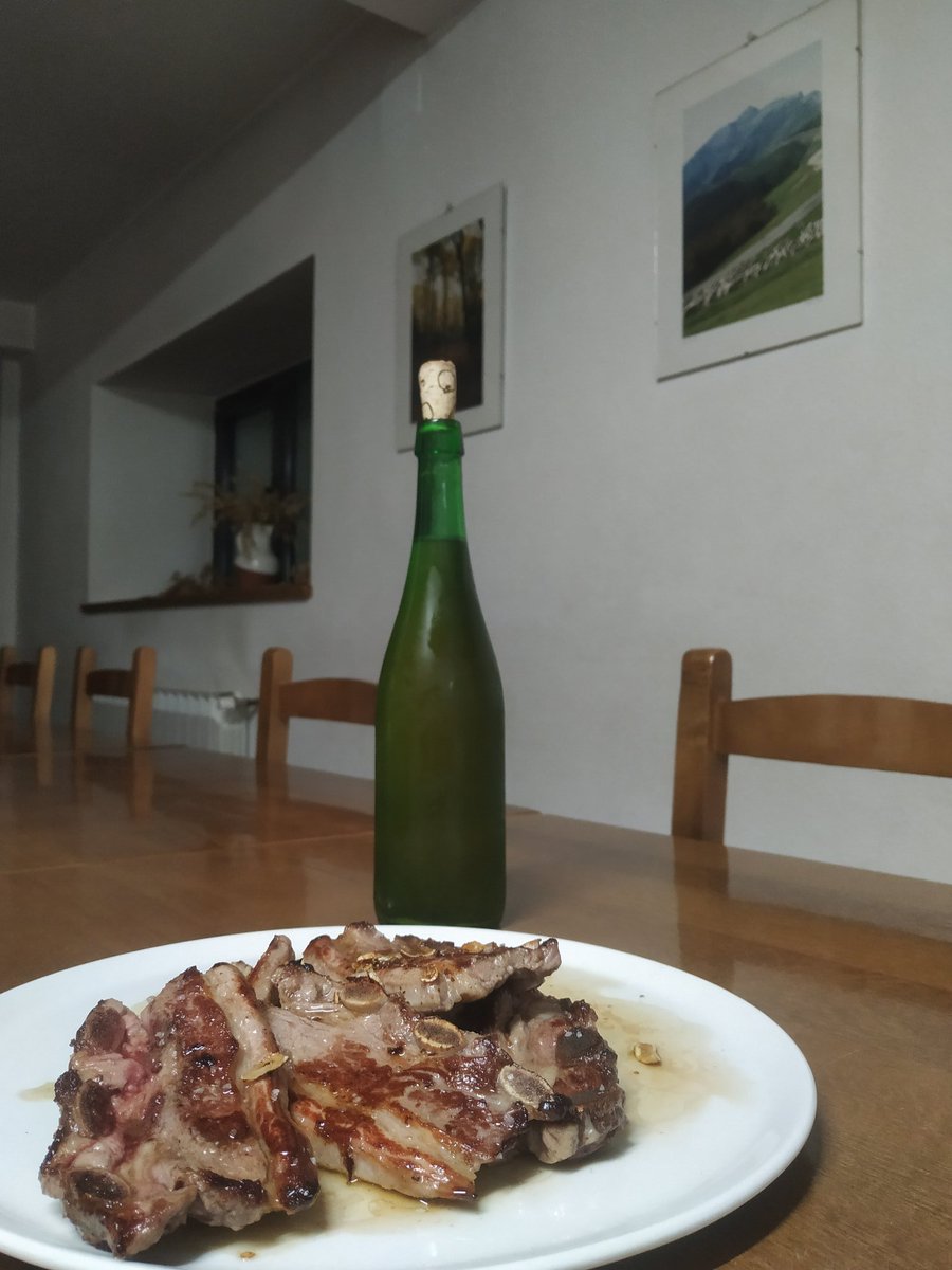 AterpeIriarte's tweet image. Gaur &quot; #sagardotegi &quot; eguna, #orontze ko #moxal #ekologikoa , #zubieta ko #sagardoa ,  #orbaizeta ko #lorentxoina #gazta ta amona Manoliren #errezil sagarrez egindako gozoa! On egin! 😀
#pirineo #pirineonavarro #irati #nafarroa