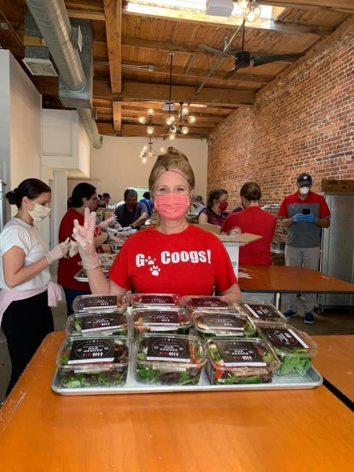 SportMyPaws's tweet photo. Loved helping out at Houston Hometown Heroes campaign with UH alumni Chef Daniel Wolfe of Wolfe &amp; Wine and Pete Mayes.  We provided a nutritious meal to over 2200 Houston Medical Center first responders! https://t.co/WugIhJYcrr