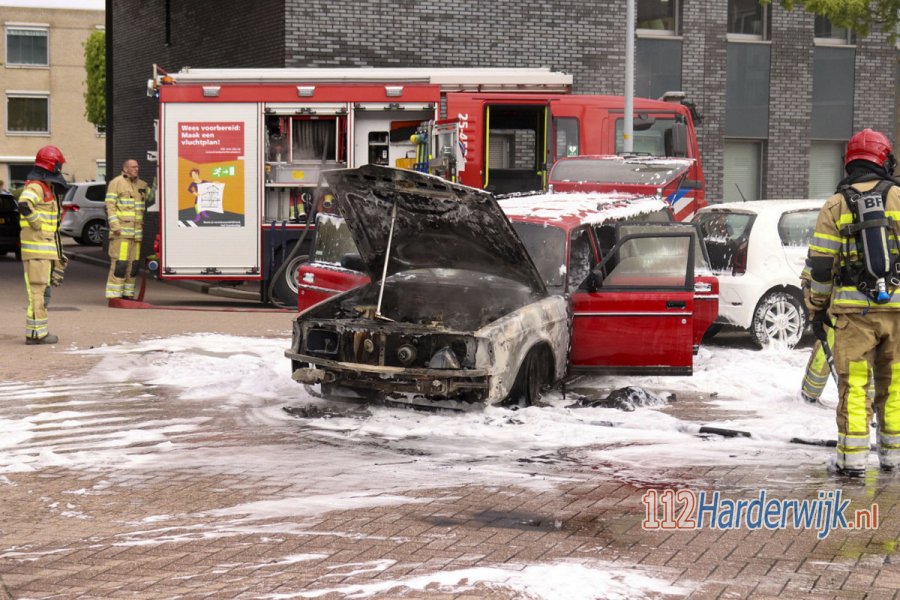 Auto vliegt in brand tijdens inparkeren in #Zeewolde. 112Harderwijk.