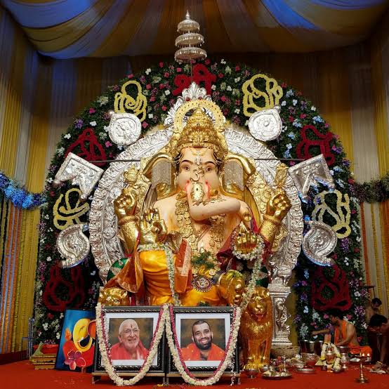 Today, the two  #Ganeshotsav Mandals in Mumbai hosted by the GSB community draw the biggest of the crowds.(Photos clicked by yours only)14/15