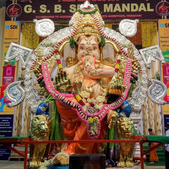 Today, the two  #Ganeshotsav Mandals in Mumbai hosted by the GSB community draw the biggest of the crowds.(Photos clicked by yours only)14/15