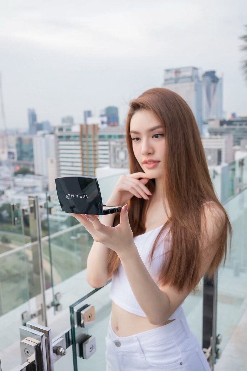 ฝนตก แดดออก อากาศแบบไหน..ดูยังไงก็ออร่าเนอะ 😋#ออร่ามี เกรซชอบตั้งแต่เนื้อสัมผัสแป้งเค้าละเอียดมากๆ
ออร่าทั่วผิวหน้าไม่มีดรอปทั้งวัน!! ตลับเดียวพร้อมSPF30PA+++  ไปลองดูเอง ก็รู้เลย! 
#AuraMe #เกรซกาญจน์เกล้า
#ดีจริงถึงกล้าบอกต่อ! #แป้งออร่ามี #howtoperfact #ของดีบอกต่อ