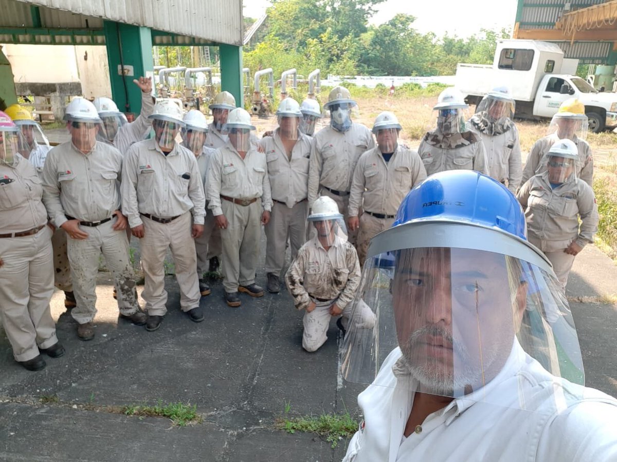 rocionahle's tweet photo. El ⁦@GobiernoMX⁩ mantiene los empleos en él sector energético, área estratégica para otorgar a la población suministros básicos de electricidad y combustibles.
El Presidente ⁦⁦@lopezobrador_⁩  respalda y apoya a nuestras empresas ⁦@Pemex⁩ y ⁦@CFEmx⁩ . https://t.co/t4xbkrCjSb