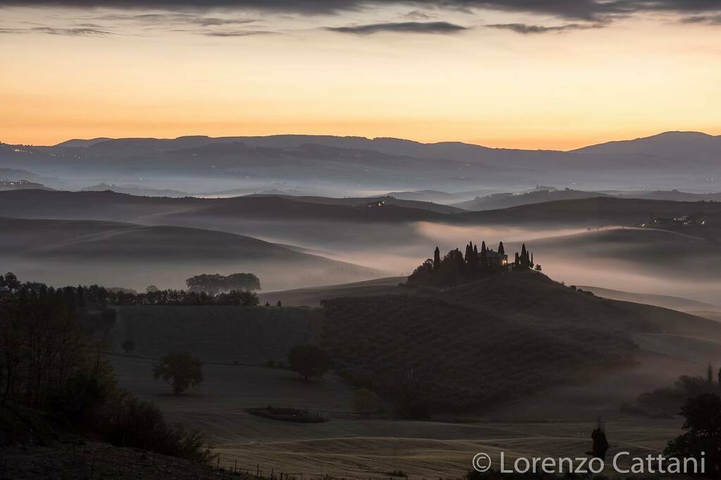 Alba sul Belvedere 🌅🇮🇹 #valdorcia #sanquiricodorcia #belvedere #cipressi #toscana #colline #collinesenesi #alba #toscana #visittoscana #igerstoscana #nebbia #foggy #tuscany #toscanagram 
#hills #sunrise #sunshine #cypress #twilightscapes #clouds #tuscanyitaly #sunrise_sunset…