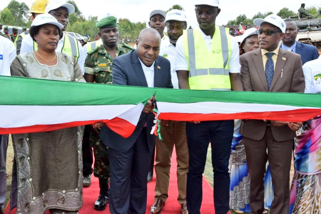 RTNBurundi's tweet photo. Lancement officiel des travaux d'aménagement et de bitumage de la route nationale nº16 lot 1: #Bururi_Gakuba (34.72km) par le 2è Vice-président de la République @ButoreJ. Les cérémonies se déroulent sur la colline #Ruzira en commune #Matana @BururiProvince https://t.co/UPp1AtgIny