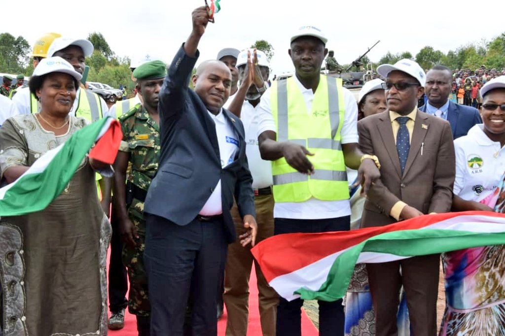 RTNBurundi's tweet photo. Lancement officiel des travaux d'aménagement et de bitumage de la route nationale nº16 lot 1: #Bururi_Gakuba (34.72km) par le 2è Vice-président de la République @ButoreJ. Les cérémonies se déroulent sur la colline #Ruzira en commune #Matana @BururiProvince https://t.co/UPp1AtgIny