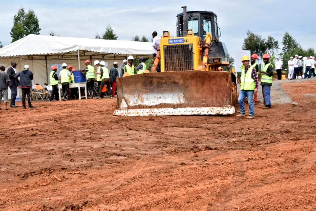 RTNBurundi's tweet photo. Lancement officiel des travaux d'aménagement et de bitumage de la route nationale nº16 lot 1: #Bururi_Gakuba (34.72km) par le 2è Vice-président de la République @ButoreJ. Les cérémonies se déroulent sur la colline #Ruzira en commune #Matana @BururiProvince https://t.co/UPp1AtgIny