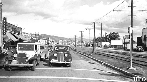 HP_Oliver's tweet photo. #LifeOnTheStrip: E on Santa Monica Blvd. from Doheny Drive. Note Pacific Electric Red Car tracks in center divide. (1937) [Image WAPA &amp; HPO] https://t.co/lBqNEJhEox