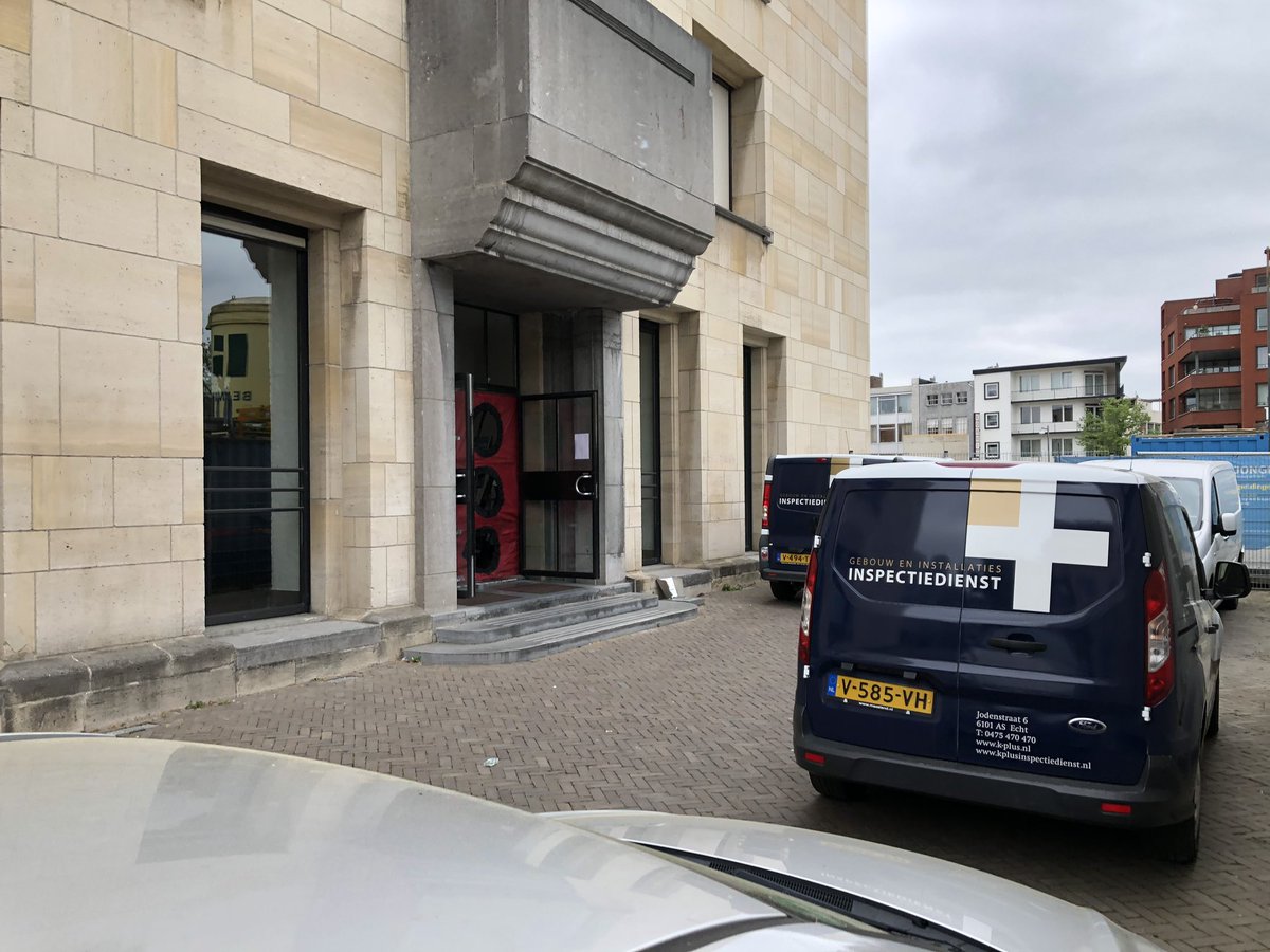 Deze zaterdag hele dag speurtocht gehouden. Met behulp van 6 blowers en 2 collega’s de luchtdichtheid bepaald van gemeentehuis in Heerlen en speuren naar luchtlekken.