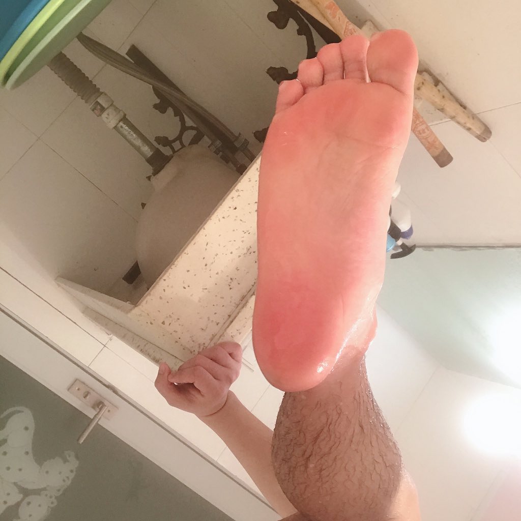 bigboyhandsome2's tweet photo. 大龄正太的脚 有人想舔吗 https://t.co/PTpgy8VWqJ