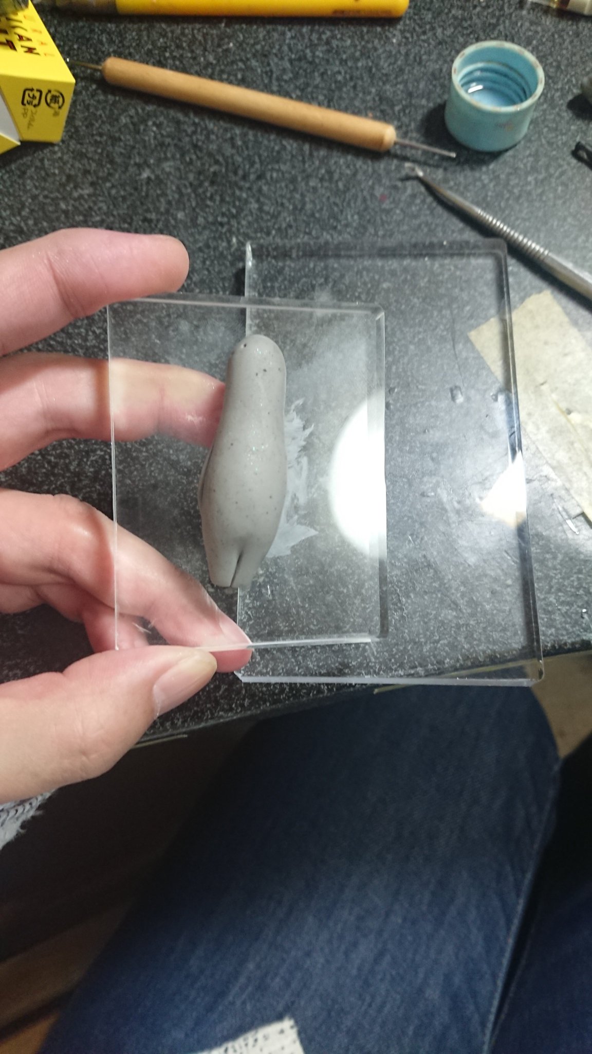 ダイソーのアクリル板が使える サイズや接着 カットの便利グッズも紹介 旅go タビ ゴー
