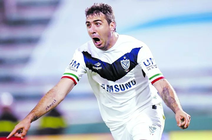 revistadevelez's tweet photo. Leo, miro, veo, mundial de esto y de aquello. BASTA. Ayúdenme (retwitteando) a convencer a este hombre que vuelva a ponerse la camiseta de @Velez y se retire en el club que amamos. Dale @PrattoLucas_ te esperamos para que sigas alegrándonos a todos 🙏. #quevuelvaeloso https://t.co/P27O7UQmUP