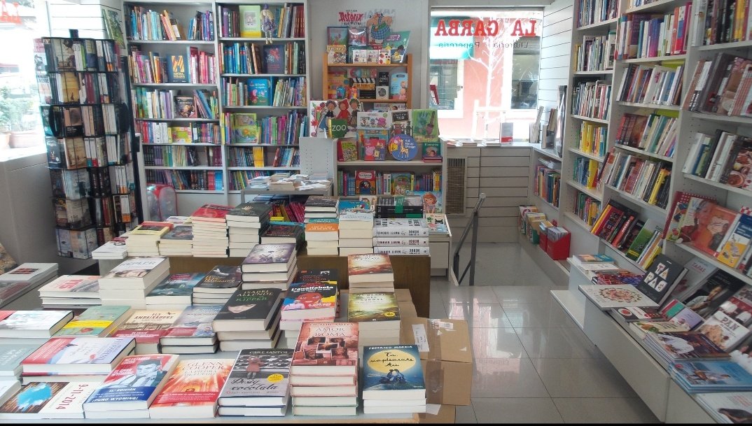 NegociLocalBcn's tweet photo. La Llibreria la Garba està ubicada a la Barceloneta i ven llibres per a totes le edats 📚 https://t.co/yk3mGV3V7I