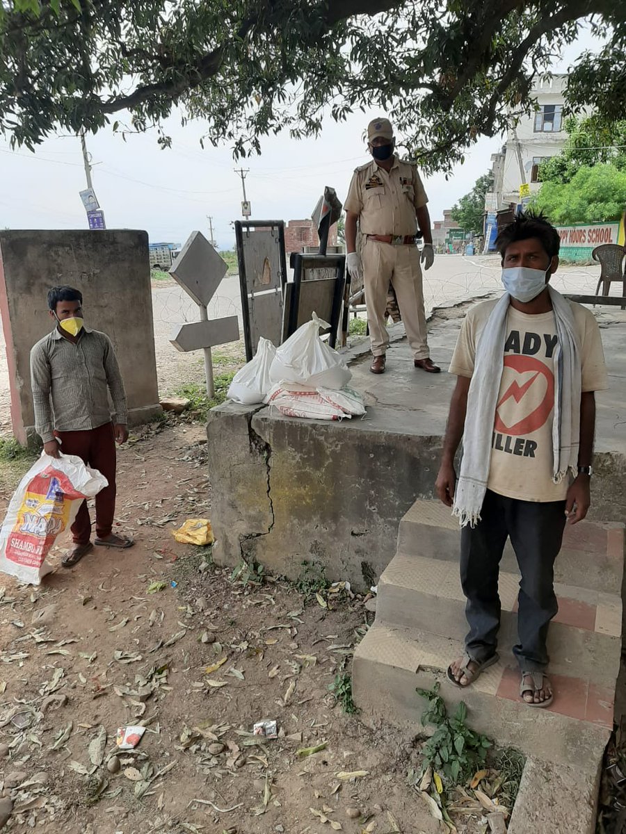 Dis_Pol_Jammu's tweet image. #WeCareForYou
IC PP Chata distributed dry ration, milk and other eatables among stranded Muslim families from out side the J&amp;amp;K, A/P in Haji Colony  and adjoining area under campaign "we care for you" on eve of Ramazan.
#JammuPolice
#CoronaWarriers