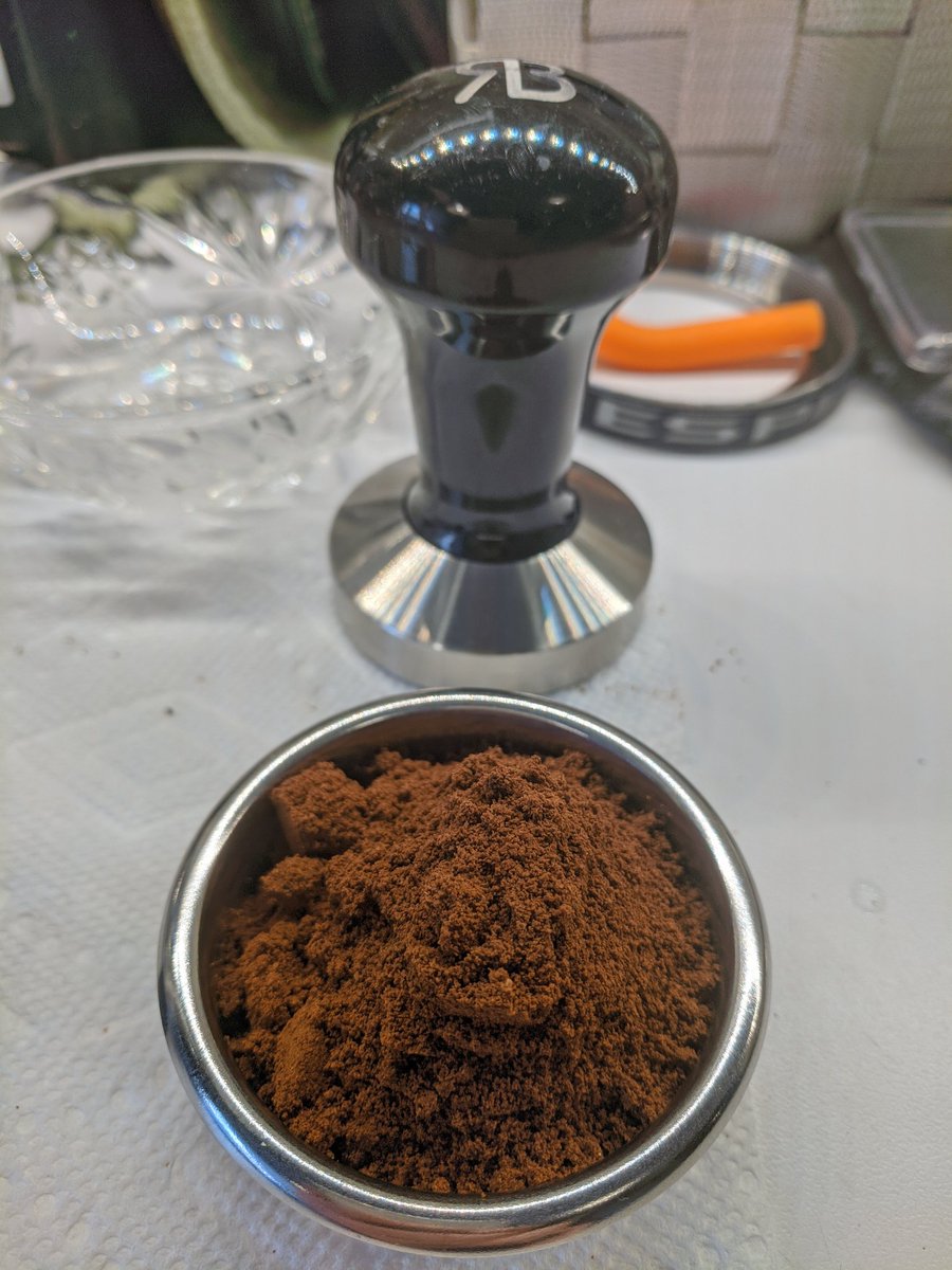 Coffee science time! @PilotCoffee Heritage, 18.0g in at 1.70 on the grinder... BUT this time there's a twist. https://www.home-barista.com/espresso-machines/aeropress-filter-below-and-above-puck-t58544.html...(grind, groom, tamp; but that's something different under the grounds, stay tuned)...
