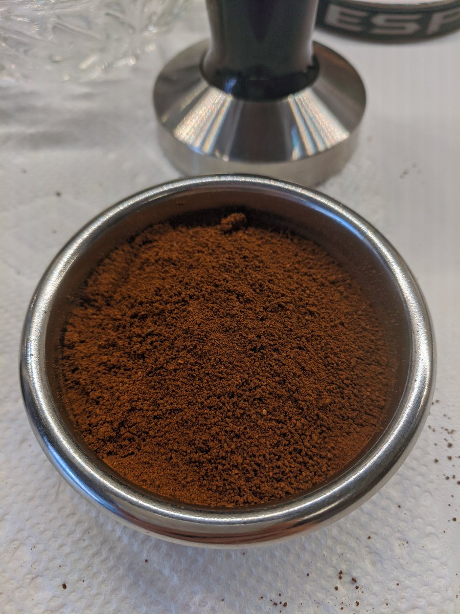 Coffee science time! @PilotCoffee Heritage, 18.0g in at 1.70 on the grinder... BUT this time there's a twist. https://www.home-barista.com/espresso-machines/aeropress-filter-below-and-above-puck-t58544.html...(grind, groom, tamp; but that's something different under the grounds, stay tuned)...