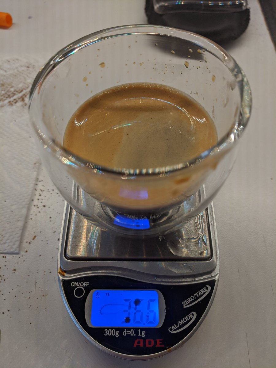 92°C, 36.6g out in ~45s. (I'm a bad coffee scientist because I changed two variables at once this time: I used the  @thirdwavewater Brew formula instead of Toronto tap water. Cf.  https://www.toronto.ca/services-payments/water-environment/tap-water-in-toronto/tap-water-quality-system-reports/ )Notice the absence of tiger striping / mottling and the extra spray! 