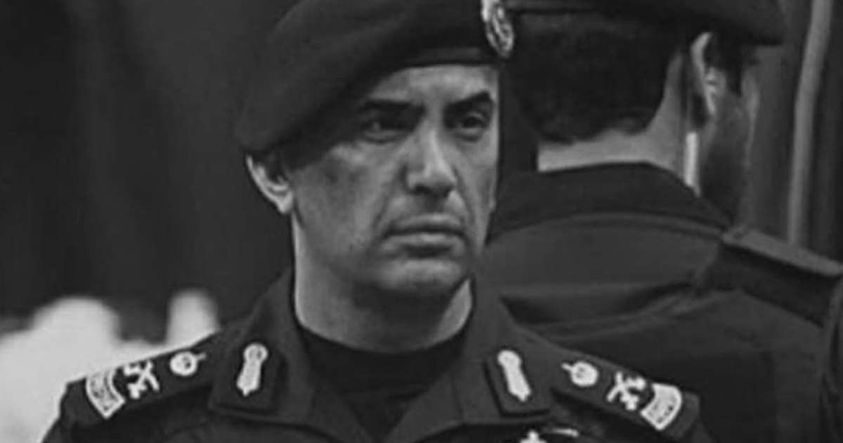 قصة كفالة اللواء #عبدالعزيز_الفغم لثلاثة فتيات أيتام قام برعايتهن وتعليمهن وتزويجهن دون أن تعلم بذلك عائلته وكيفية تلقيهن خبر وفاته وحضورهن للمستشفى لتوديعه قبل الدفن مؤثرة جداً.. اللهم ارحم عبدك عبدالعزيز الفغم وأسكنه فسيح جناته.