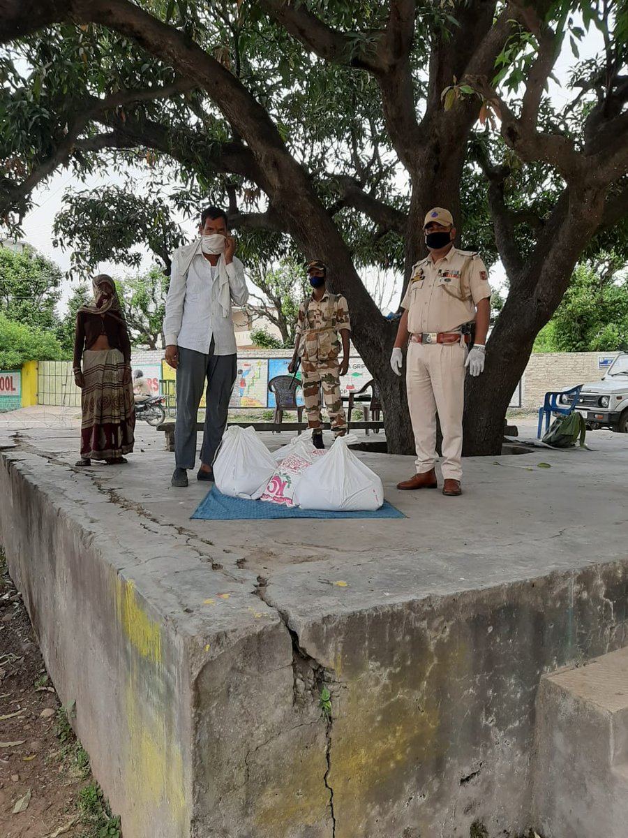 Dis_Pol_Jammu's tweet image. #WeCareForYou
IC PP Chata distributed dry ration, milk and other eatables among stranded Muslim families from out side the J&amp;amp;K, A/P in Haji Colony  and adjoining area under campaign "we care for you" on eve of Ramazan.
#JammuPolice
#CoronaWarriers