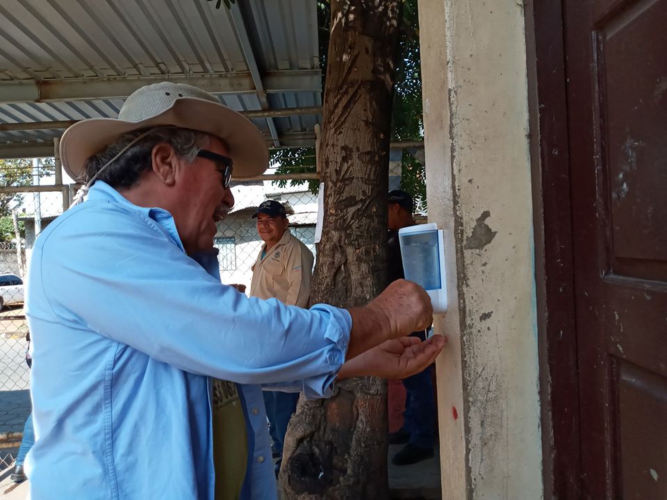 #FueraCovid19 | Ciudadanía avanzan con la prevención del lavado de mano y gel al ingresar a la Alcaldía Municipal de Tipitapa, con el fin de prevenir el Covid-19 de acuerdo a los protocolos de la OMS/OPS establecidos en la fase #1.
#PrevenirEsResponsabilidadDTodos.