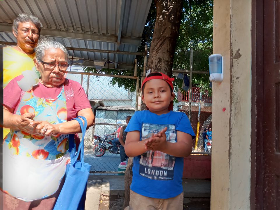 atipitapa's tweet photo. #FueraCovid19 | Ciudadanía avanzan con la prevención del lavado de mano y gel al ingresar a la Alcaldía Municipal de Tipitapa, con el fin de prevenir el Covid-19 de acuerdo a los protocolos de la OMS/OPS establecidos en la fase #1.
#PrevenirEsResponsabilidadDTodos. https://t.co/NYWOAyiuyu