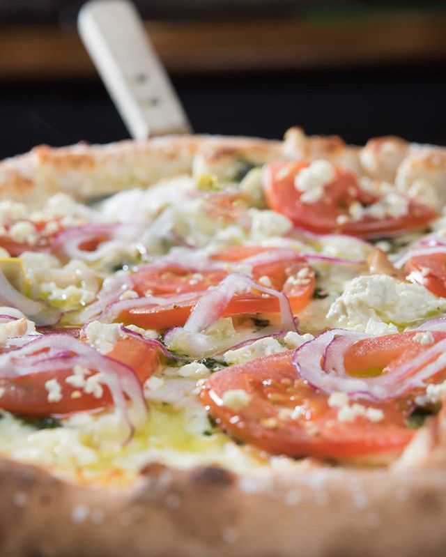 Wood fire oven #pizza anyone?
We recommend the Chicken Pesto from Butler's Bar and Grill. Think chicken with artichokes, kalamata olives, tomato, red onions, basil pesto and to top it off feta AND mozzarella. Available for pick-up or delivery. Menu: bit.ly/2w95DWX #notl