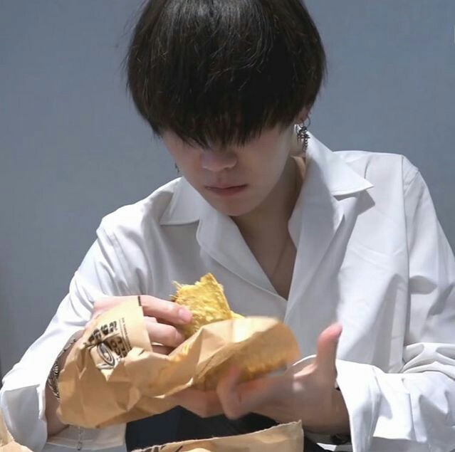 Let me introduce to you Boyfriend material Min yoongi a needed thread ♡