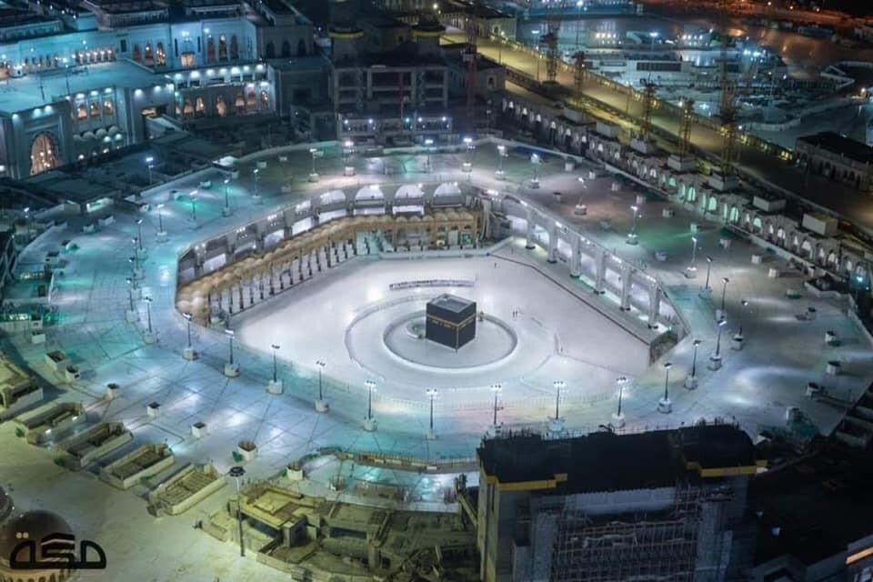 DanyalGilani's tweet photo. Never imagined this could happen. Have a close look to see the congregational prayer at the @HolyKaaba on 1st #Ramazan. 🤲🏼 🕋 
Via Makkah News 
#Covid_19 #CoronaVirus #CoronavirusOutbreak https://t.co/ppDmKHb1vW