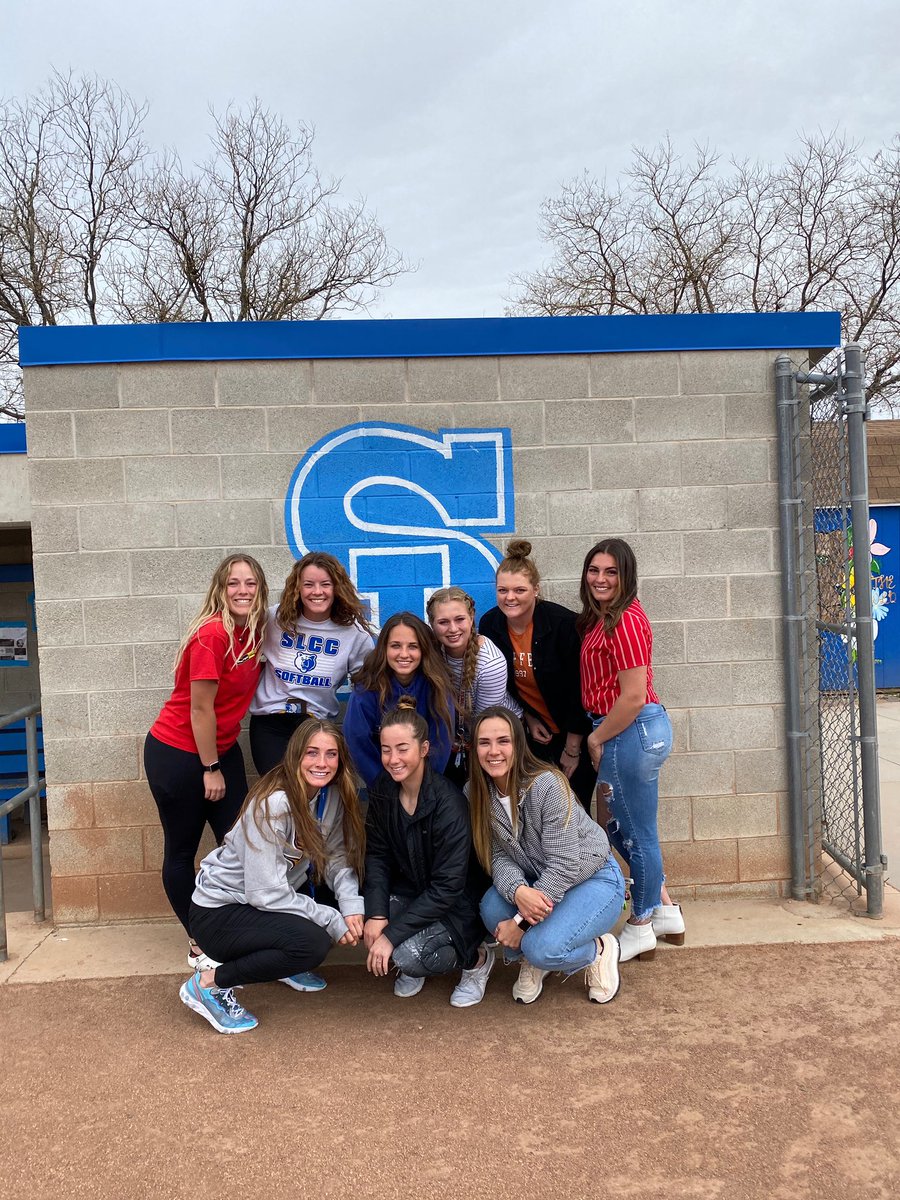SLCC_Softball's tweet photo. Today should be Sophomore Day 🥺😭 We are some proud of these amazing young women!! We miss you &amp; are thinking of you all every day!! #team21 💙💛🐻 https://t.co/VfVNTyfktZ
