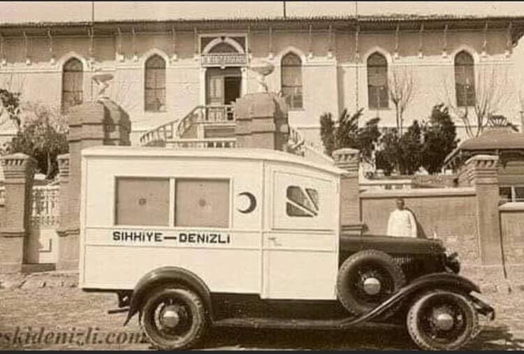 LutfuTurkkan's tweet photo. Yıl 1927. Savaştan çıkalı bir kaç yıl olmuş. Cumhuriyetin kuruluşunun üzerinden beş yıl bile geçmemiş. Denizli Devlet Hastanesinin önünde ambulans var.. Anlaşıldı mı? https://t.co/xqWA8y37Rf