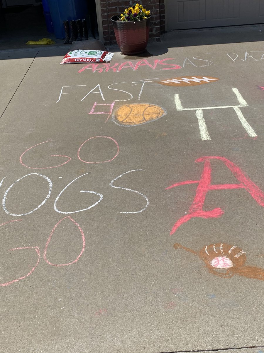 ckmbender's tweet photo. @ArkRazorbacks Bender and Creasey kids showing their support for their favorite team! Go hogs go! https://t.co/ecbbyYWSd1