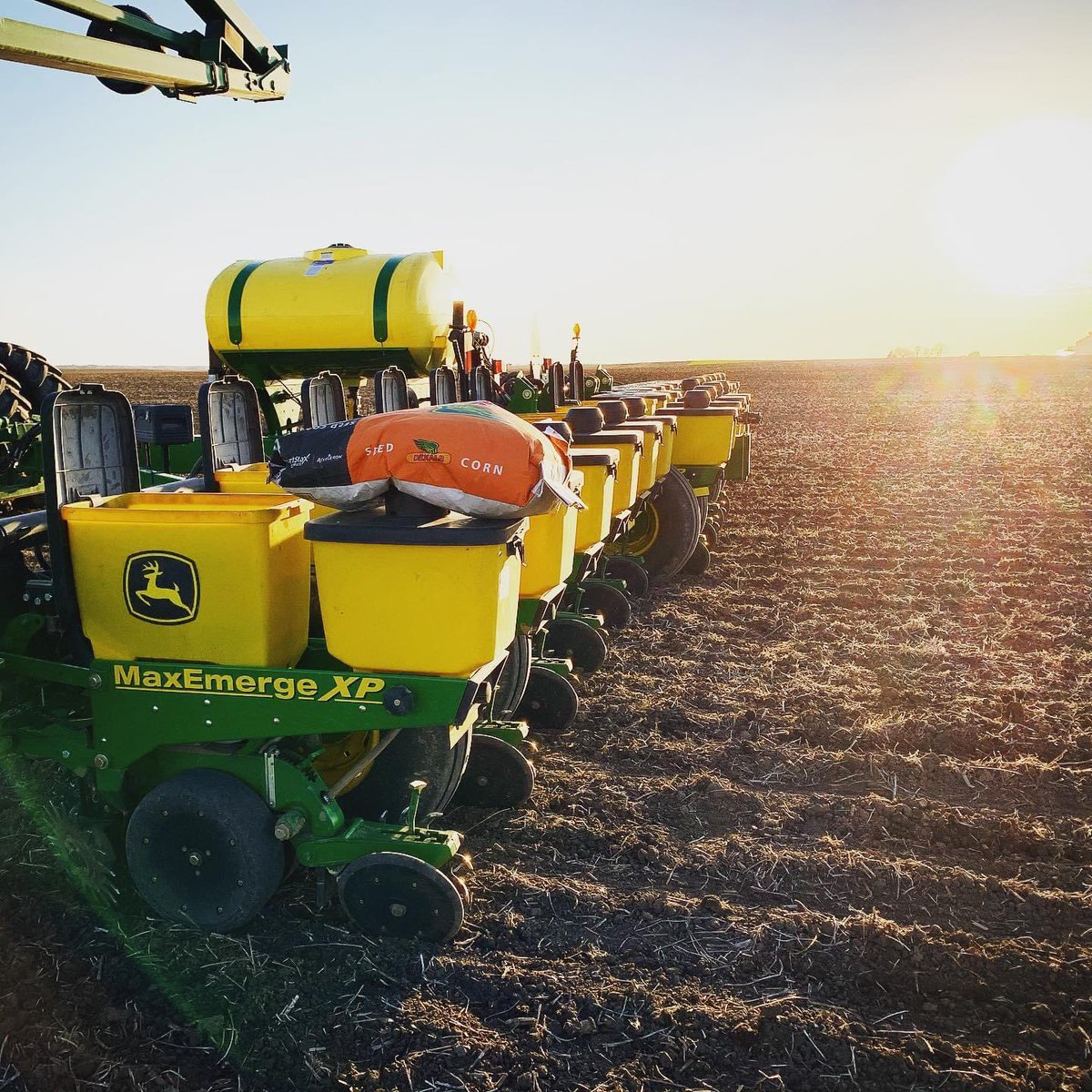Aupperle_Ag's tweet photo. #plant20 was off to a fast start before this rain!  Just like everything in life, success is always found in the “unseen” details and a lot of faith!

1 Corinthians 3:7-9
#farmlife #havefaith #plantingseason #springtime #johndeere #maxemerge #dekalbseed #sociallydistantoccupation https://t.co/4wiW6V9t3a