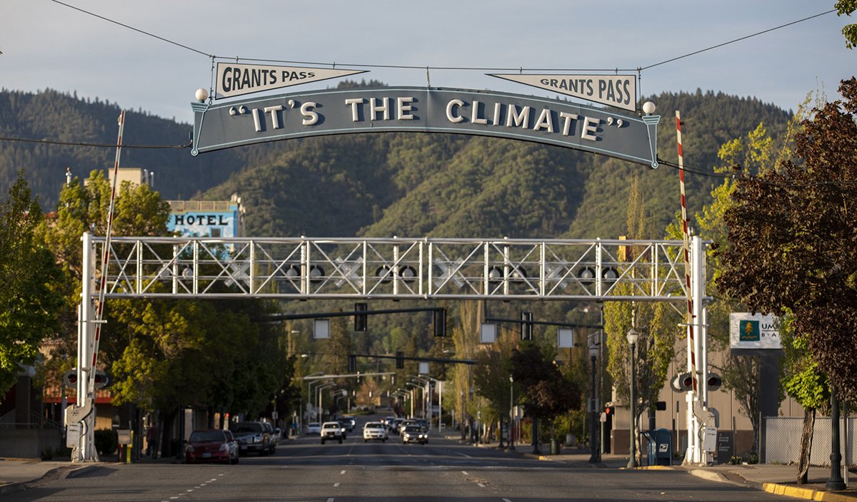 Grants Pass business and city leaders thought people experiencing homelessness were deterring tourists, so they tried to push them out of town. They ticketed, arrested and offered no shelter. Now a lawsuit says that approach is unconstitutional: news.streetroots.org/2020/04/25/law…