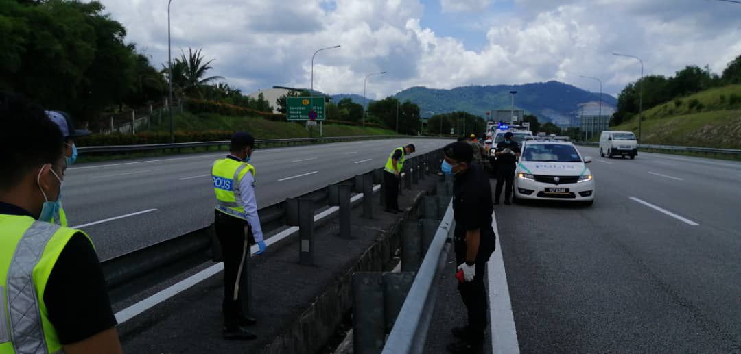 JangxN9's tweet photo. LEKAS - Seremban

Misteri kehilangan seorang pemuda berasal dari Melaka akhirnya terjawab apabila mayatnya dijumpai di dalam longkang di tengah highway LEKAS setelah hampir 30 hari hilang.

*Video yg tersebar perlulah dipadam bagi menghormati keluarga mangsa https://t.co/R9oODUrJSg
