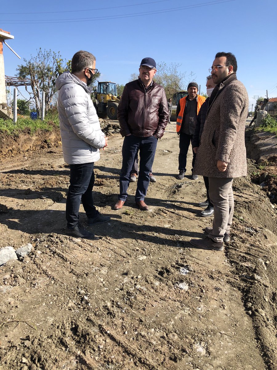 Göltepe Mahallemizin grup yolu çalışmalarını inceleyen Samsun Büyükşehir Belediyesi Daire Başkanı Sn Metin Köksal,Genel Sekreter Sn İlhan Bayram ve Fen İşleri Samsun Şube Müdürü Sn Hasan İhsan Akçin Mahallemizde yapımı devam eden yol çalışmaları İçin ziyarette bulunmuşlardır