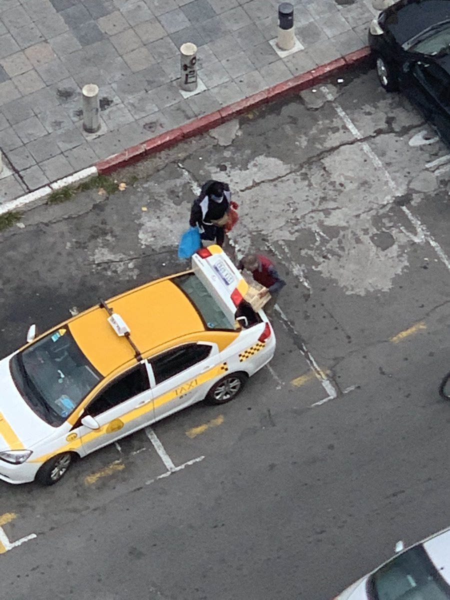 TioBarba76's tweet photo. Esto fue ayer en la imm. Gente en taxi a buscar la canasta solidaria, en auto nuevitos y camionetas oligarcas. Capaz fue el servicio de la imm 🤣. Excelente trabajo, siempre apoyando a los más necesitados 🤔 https://t.co/yOTLhzLo2G