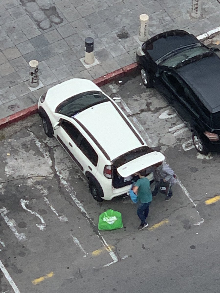 TioBarba76's tweet photo. Esto fue ayer en la imm. Gente en taxi a buscar la canasta solidaria, en auto nuevitos y camionetas oligarcas. Capaz fue el servicio de la imm 🤣. Excelente trabajo, siempre apoyando a los más necesitados 🤔 https://t.co/yOTLhzLo2G