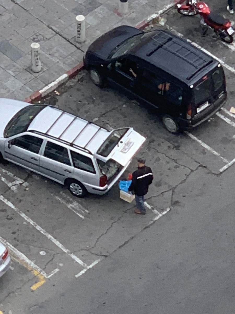 TioBarba76's tweet photo. Esto fue ayer en la imm. Gente en taxi a buscar la canasta solidaria, en auto nuevitos y camionetas oligarcas. Capaz fue el servicio de la imm 🤣. Excelente trabajo, siempre apoyando a los más necesitados 🤔 https://t.co/yOTLhzLo2G