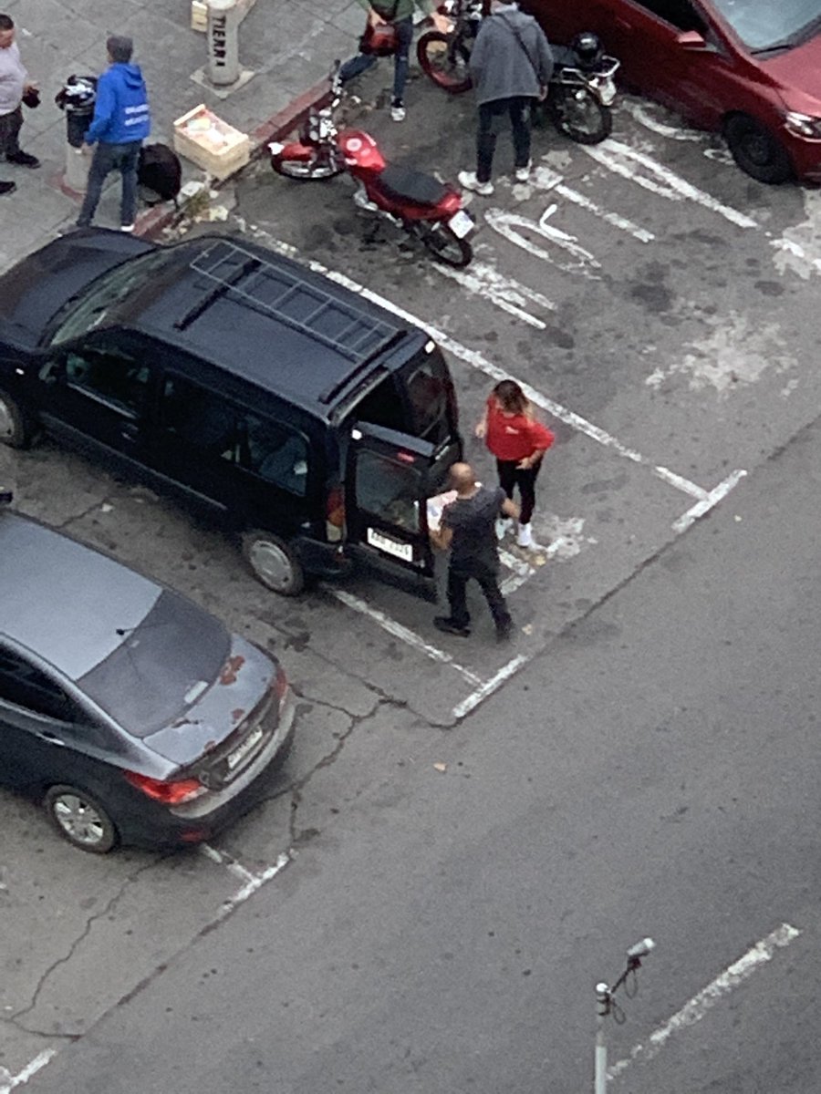 TioBarba76's tweet photo. Esto fue ayer en la imm. Gente en taxi a buscar la canasta solidaria, en auto nuevitos y camionetas oligarcas. Capaz fue el servicio de la imm 🤣. Excelente trabajo, siempre apoyando a los más necesitados 🤔 https://t.co/yOTLhzLo2G