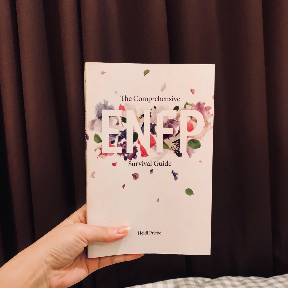 bloombuzzreads's tweet photo. ซื้อเล่มนี้มาอ่านก่อนที่คิโนะจะปิดพอดี คือดีนะ ถ้าใครเคยทแบบวัดบุคลิกภาพ MBTI ก็น่าจะพอรู้ว่ามันคืออะไร คือก็มีหลายวิธีในการรู้จักและค้นหาตัวเอง ซึ่งเล่มนี้ก็เป็นอีกหนึ่งคู่มือที่พาไปทำความเข้าใจส่วนหนึ่งของตัวเอง ว่าอะไรที่มีอิทธิพลหรือส่งผลให้เรามีบุคลิกภาพแบบนี้ (1) #lsbreads https://t.co/cxVLdzYqUT