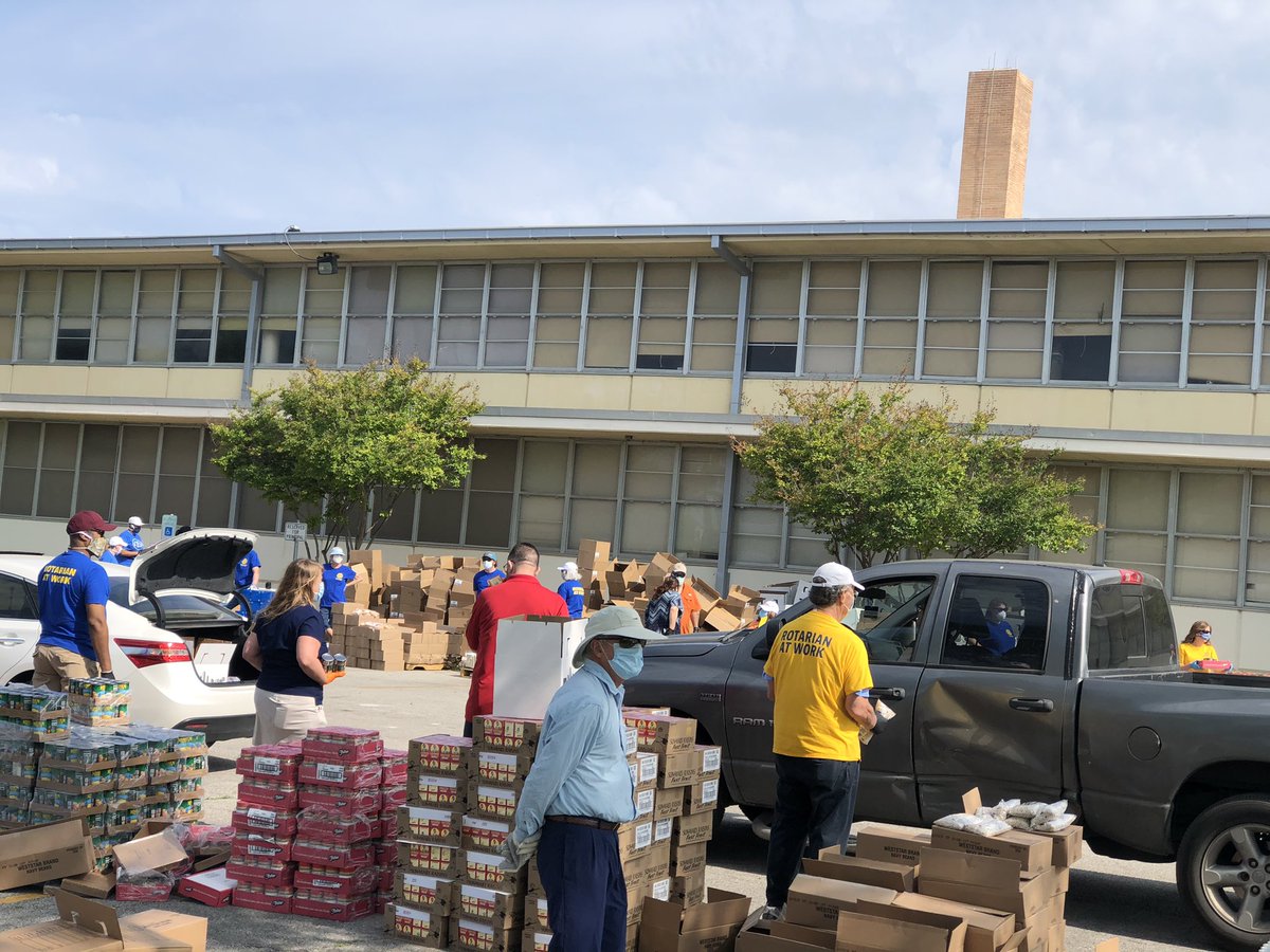 MlkAcademy's tweet photo. Serving the @SAISDHoustonHS  feeder pattern today ! Partnering with @RotaryClubSA and @safoodbank !! Serving @SAISD families ! #powerofus #mlkaai #ItTakesAVillage https://t.co/k8qLp4NM9e