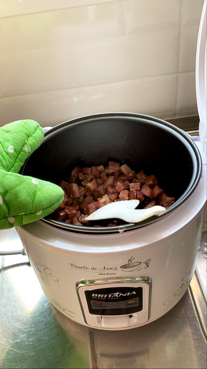 ThaaSonego's tweet photo. Quando a panela elétrica de arroz é a única ferramenta da cozinha improvisada... Estamos se saindo #bem, já cozinhamos ovos de codorna e hoje parece que vai sair um macarrão #adaptando #vidaadultacrazy https://t.co/e25SWa4Uyz