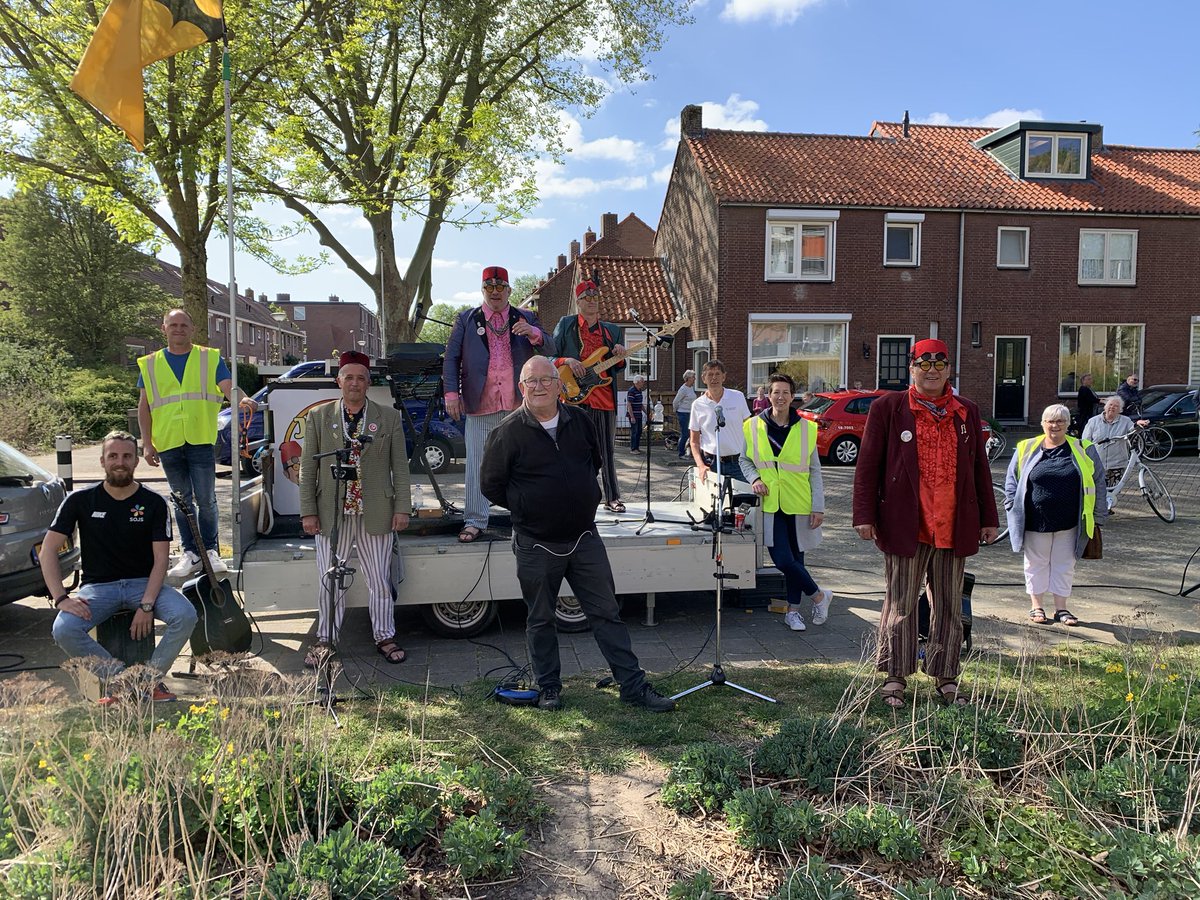 Janpakdeleuning's tweet photo. Vijf zaterdagen gingen wij op stap door heel @gemsliedrecht , om een hart onder de riem te steken tijdens deze moeilijke tijd. Dank voor de begeleiding @samenvoorsliedrecht . Sliedrechtse medebewoners HOUD VOL!!
#jpdl #janpakdeleuning #sliedrecht #muziek #corona #mooisliedrecht https://t.co/KfcZmQK2bE