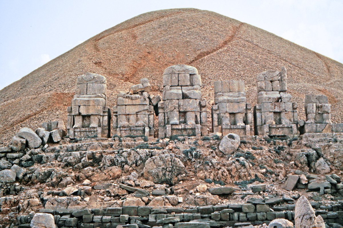 Lehmann introduced Goell to Nemrud Dağ (Mount Nemrut), a mountain in southeastern Turkey with the burial site of Aniochos I at the summit in a hierothesion (temple-tomb). For 2,000 years, the site remained untouched. It would become Goell’s obsession.