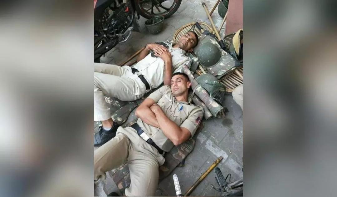 ind_Cyborg's tweet image. A picture of 2 policemen sleeping on the ground after there duty in Arunachal Pradesh &quot;We can never pay back to these corona warrior &quot;