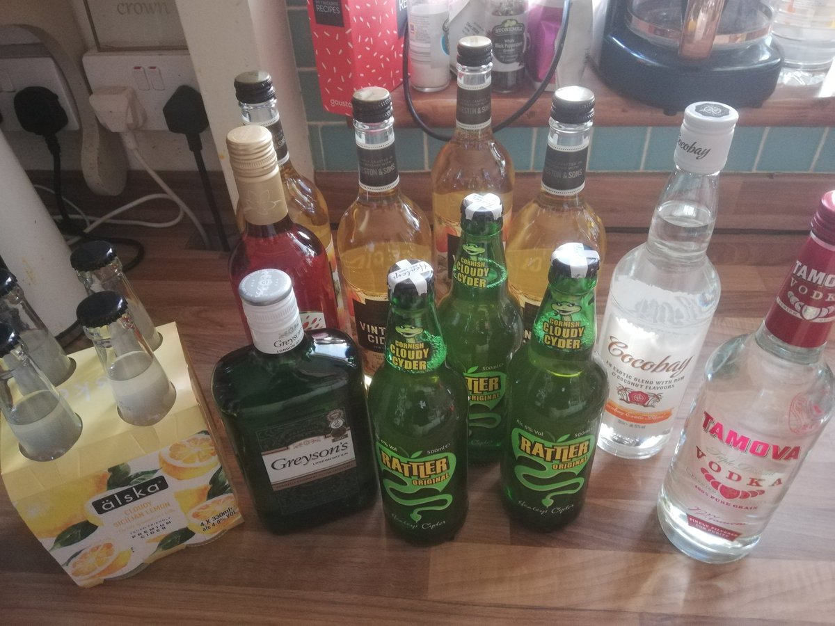 BIGbezz76's tweet photo. Fuck it I'm sick of watching shit Tele on a Saturday night I'm avin a party. #GettingOnIt https://t.co/w6WhFP4yO7