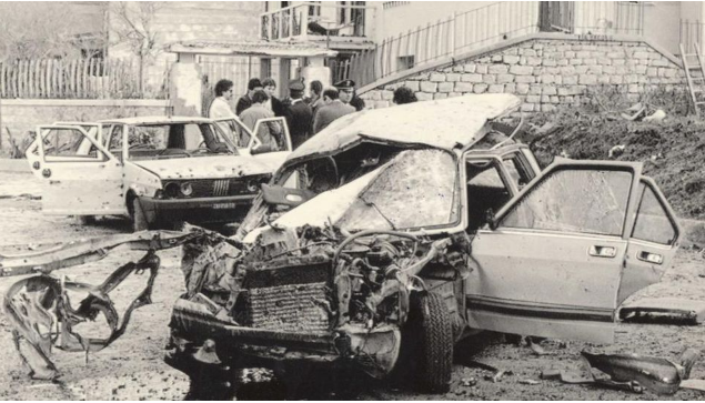 Le 2 avril 1985 une bombe explose au passage de la voiture du juge Carlo Palermo à Pizzolungo, près de Trapani. L'attentat coûte la vie à une femme, Barbara Rizzo, et à ses enfants, les jumeaux Giuseppe et Salvatore Asta. Un meurtre prouvant la collusion Etat-Mafia. 1/17
