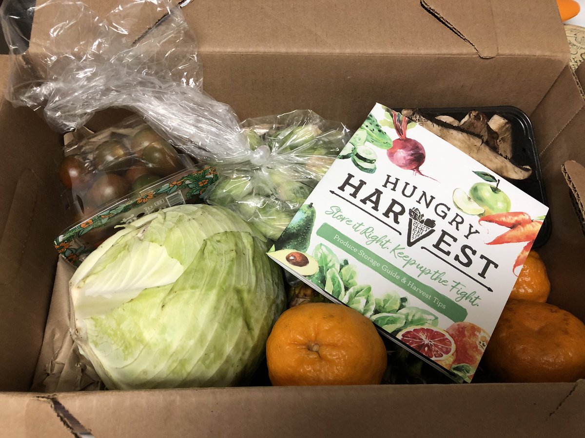 plant_librarian's tweet photo. We got our first @HungryHarvest  today! 😍🥕🍅🥬🍊 https://t.co/msZsZKCGyJ